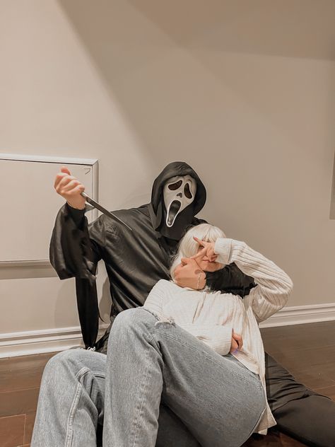 #halloween #halloweencostume #costumeideas #halloweencostumeideas #trend #couple #love #lovelife #cheesycouple #aesthetic #love #cute #scream #ghostface #caseybecker Ghost Face And Casey Costume, Scream Couple Costume, Scream Couple, Ghostface Couple, Ghostface Photoshoot, Partner Costumes, Scream Aesthetic, Scream Costume, Brady Noon