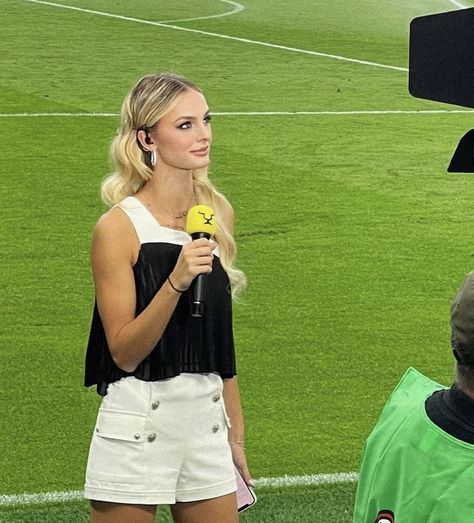 Sideline Reporter Outfits, Broadcast Aesthetic, Football Cheerleader Couple, Sport Journalist, Sport Reporter, Sports Announcer, Sports Journalism, My Future Job, Sport Management