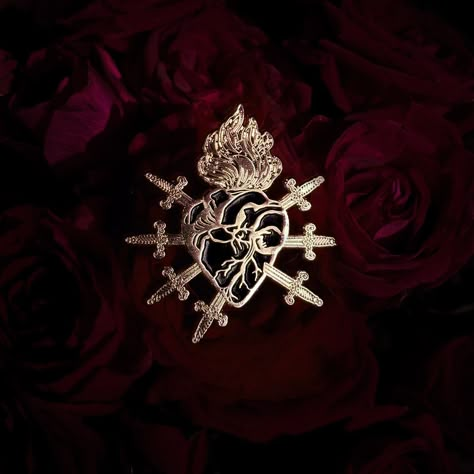 Devilcore Aesthetic, Rosary Ring, Nina Zenik, Gryffindor Aesthetic, Royalty Aesthetic, Royal Aesthetic, Gothic Romance, The Rosary, Anatomical Heart