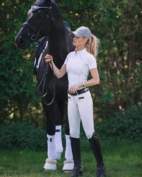 Horse Rider Outfit, Equestrian Clothes, Riding Outfits, Women's Equestrian, Horseback Riding Outfits, Horse Riding Outfit, Uniform Outfits, Show Jumping Horses, Cowgirl Look