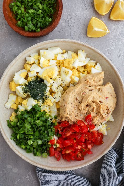 Easy Hummus Egg Salad - Kalefornia Kravings Hummus Egg Salad, Hummus Eggs, Egg Salad Healthy, Kalefornia Kravings, Hummus Salad, Healthy Egg Salad, High Protein Salads, Hummus Bowl, Healthy Hummus