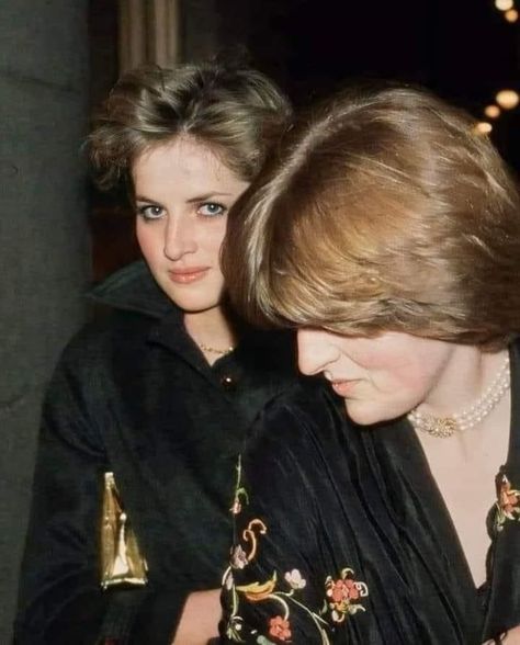 Princess Diana Iconic Looks, Lady Sarah Mccorquodale, Happy King, Princess Diana Fashion, Princess Diana Family, Princess Diana Photos, Princess Diana Pictures, Prinz Harry, Diana Fashion