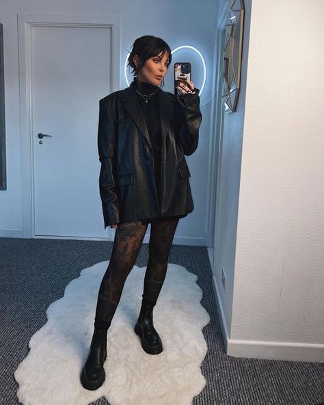 Stefanie Lee Outfits, Stefanie Lee, Dressy Casual, Luxury Outfits, Mirror Selfie, Fashion Inspo, Wardrobe, Outfit Accessories, Black