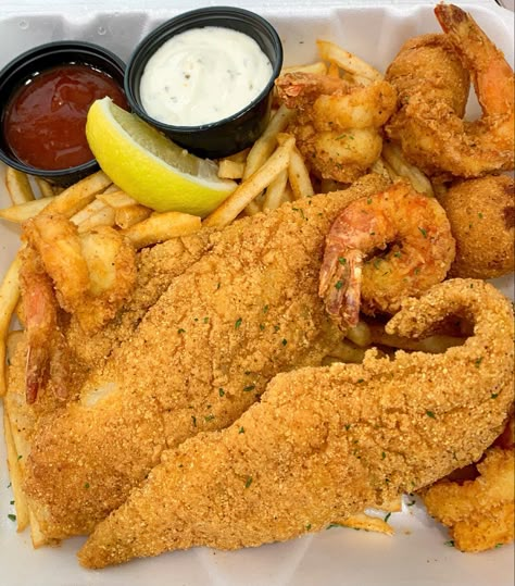 Fried Fish Plate, Fried Fish And Spaghetti, Fried Fish Meals, Fish Fry Party Ideas, Fried Fish And Shrimp, Fried Fish Dinner, Fish And Fries, Fish Fry Party, Fish Fried