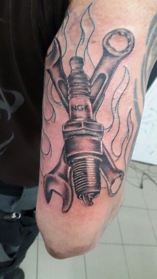 Oldschool tattoo Automotive Tattoo, Mechanic Tattoo Ideas, Auto Mechanic Tattoo For Men, Gear Head Tattoo, Wrench Tattoo, Piston Tattoo, Engine Tattoo, Hot Rod Tattoo, Colour Tattoo For Women