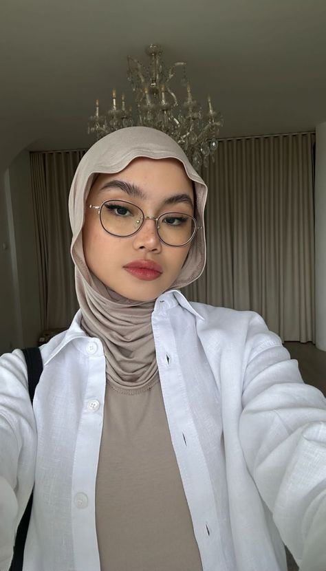 Hijabi With Glasses, Hijab With Glasses, Hijab Glasses, Glasses For Face Shape, Glasses Outfit, Simple Hijab Tutorial, Clean Fashion, Hijab Style Tutorial, Muslim Outfits Casual