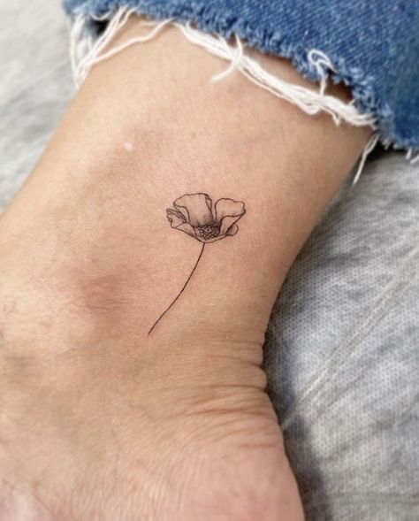 Tiny Poppy Tattoo, Amapola Tattoo, Floral Tatoos, Tiny Flower Tattoos, Poppy Tattoo, Magic Runes, Ear Tattoo Ideas, Ear Tattoos, Anklet Tattoos