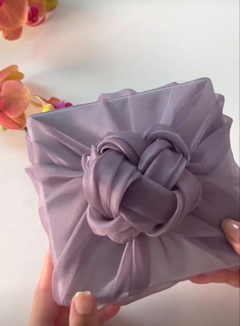 Pretty Gift Wrapping Ideas, Wedding Gift Hampers, Fabric Wrapping, Wedding Gift Pack, Bridal Gift Wrapping Ideas, Gift Wrapping Techniques, Creative Gift Wraps, Ribbon Crafts Diy, Gift Wrapping Inspiration