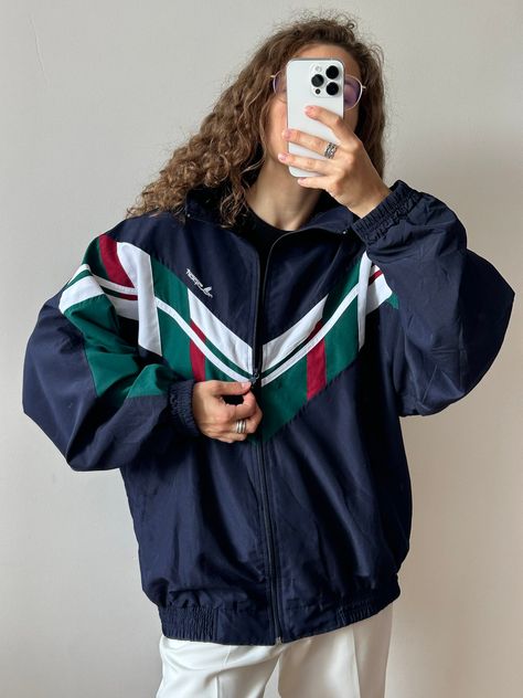 Vintage Sport Jacket Outfit, Vintage Sports Jacket Outfit, Athletic Jacket Outfit, Vintage Athletic Wear, Sports Look, Friends Camping, Retro Sport, Sport Logo, Sport Jacket