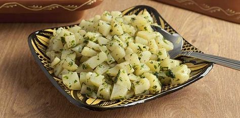 Mmmm moroccan potato salad. This quick, simple potato salad will steal the show at barbeques and gatherings this spring summer season. Simple Potato Salad, Barbeque Sides, Buffet Displays, Barbecue Recipes Grill, Moroccan Salad, Vegetarian Grilling, Potato Salads, Summer Barbeque, Organic Cooking