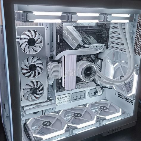 Lian Li O11 Dynamic Build, Futuristic Bedroom, Pc Building, Aesthetic Gaming, Pc Ideas, Gaming Ideas, Gaming Rooms, Pc Builds, Cybercore Aesthetic