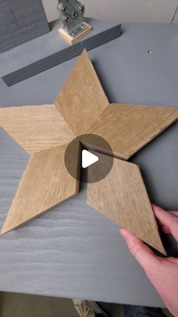 Christmas Wood Stars Diy, Rustic Stars Wood, Christmas Wooden Star, Wooden Stars Diy Christmas, Wooden Stars Diy How To Make, Christmas Stars Crafts, Wood Stars Diy Rustic Christmas Decor, Diy Wooden Stars Pattern, Wood Stars Diy How To Make