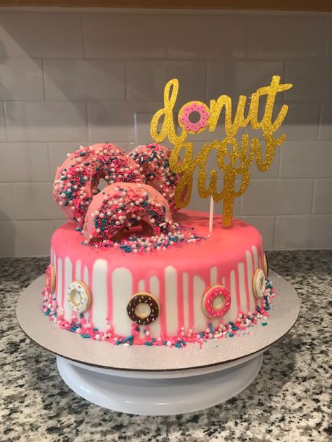 Donut Birthday Smash Cake, Donut Grow Up First Birthday Cake, Donut Theme Birthday Cake, Nirvana Birthday, Donut Cake Birthday, Birthday Donut Cake, Donut Grow Up Cake, Queens Birthday Cake, Donut Birthday Cake