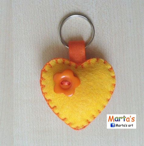 felt heart key ring Felt Turtle, Felt Keyring, Felt Keychain, Button Creations, Felt Crafts Patterns, Blue Jeans Crafts, Felt Heart, Penny Rugs, Felt Fabric