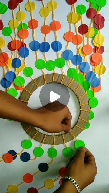 Hanging Ideas For School, How To Make A Mobile Diy, Creative Classroom Decoration Ideas, Paper Mobile Diy, Mobiles Diy Hanging, Craft Ideas With Cardboard, Simple Crafts For Adults, Lampion Diy, Crafts With Beads