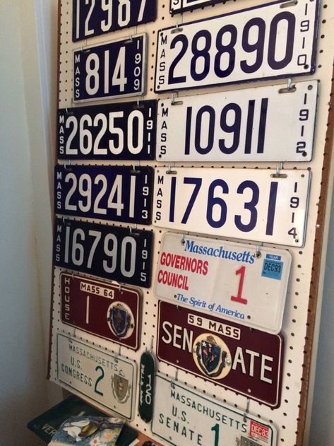 21 brilliant ways to display collections License Plates Diy, License Plate Ideas, Display Collections, License Plate Crafts, Tea Cup Display, Lamp Photo, Teacup Collection, Shabby Chic Dining Room, Old License Plates