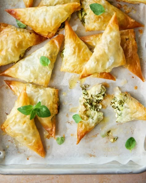 Plat de spanakopita grecques. Spanakopita Recipe, Cheese Triangles, Greek Appetizers, Greek Cheese, Pasta Fillo, Savory Cheese, Bite Size Appetizers, Foodie Crush, Phyllo Dough