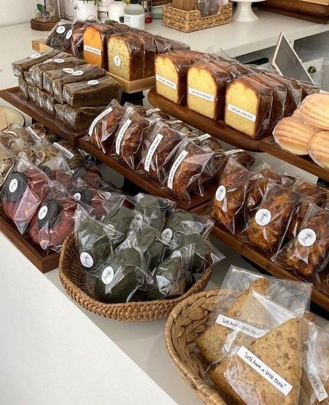 Dessert Sale Display, Packaged Food Display, Unique Booth Display, Small Cafe Food Ideas, Bakery Food Truck Interior, Photo Op Wall Ideas, Farmers Market Bakery Display Ideas, Cafe Food Display, Cookie Vendor Booth Ideas