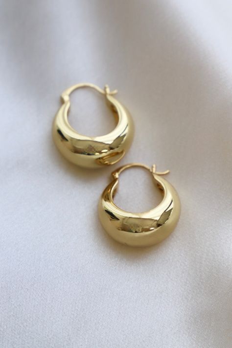 Add a touch of glamour to your look with these Coco Chunky Hoop Earrings. With a thick gold hoop design and a bold shape, these earrings add a touch of sophistication to any outfit. Materials: Gold plate brass SKU: E1597G Chunky Gold Earrings, Thick Gold Hoops, Jewelry Aesthetic, Chunky Hoop Earrings, Chunky Earrings, Hoop Design, Jewelry Fashion Trends, Classy Jewelry, Jewelry Lookbook