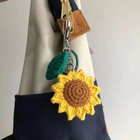 Sunflower Keychain Crochet Pattern, Crochet Sunflower Keychain Pattern Free, Sunflower Crochet Keychain, Knitting Keychain, Crochet Sunflower Keychain, Knitted Sunflower, Diy Crochet Bag, Confection Au Crochet, Crochet Keychain Pattern