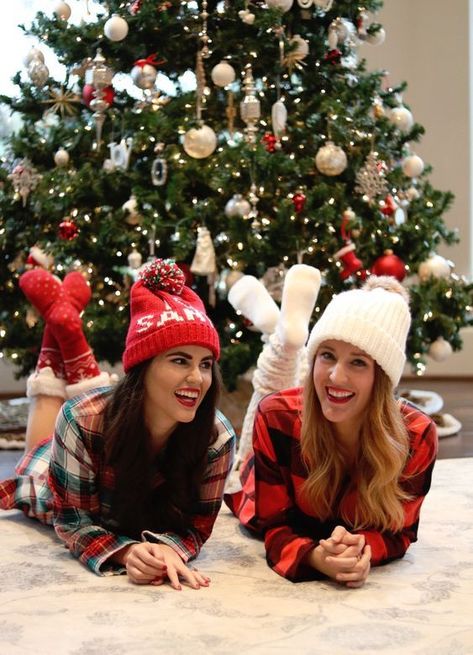 Christmas Pictures Friends, Family Christmas Pictures Outfits, Christmas Instagram Pictures, Besties Christmas, Dog Christmas Pictures, Bff Christmas, Christmas Pajama Party, Christmas Pictures Outfits, Christmas Poses