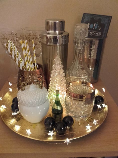 Christmas cocktail tray 🍸 Christmas Drink Table, Cocktail Tray, Cocktail Trays, Christmas Drink, Christmas Church, Christmas Cocktail, Drinks Tray, Tray Diy, Christmas Inspo