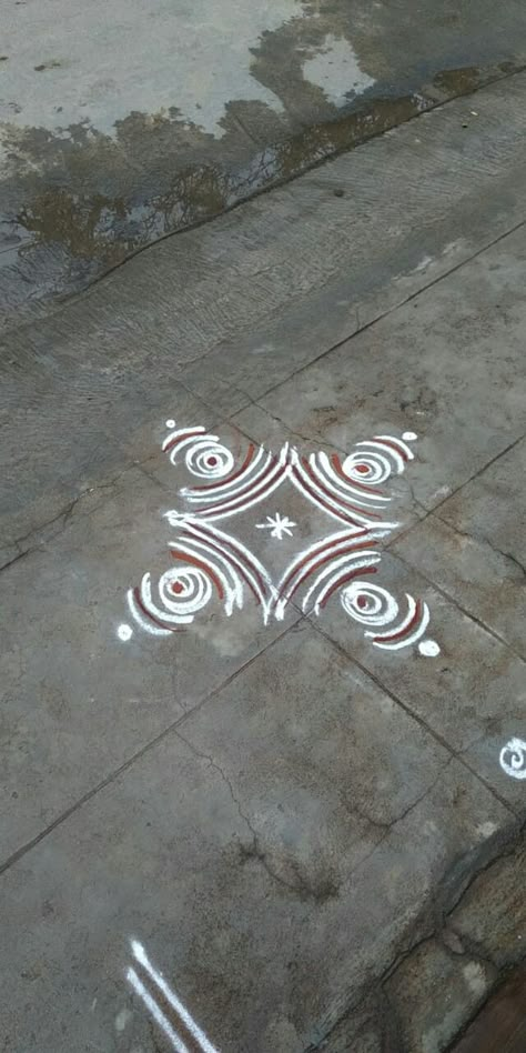 Rangoli On Road, White Rangoli, Rangoli Designs Photos, Simple Kolam, Rangoli Side Designs, Doodle Art Flowers, Kolam Design, Rangoli Designs Latest, Simple Rangoli Designs Images