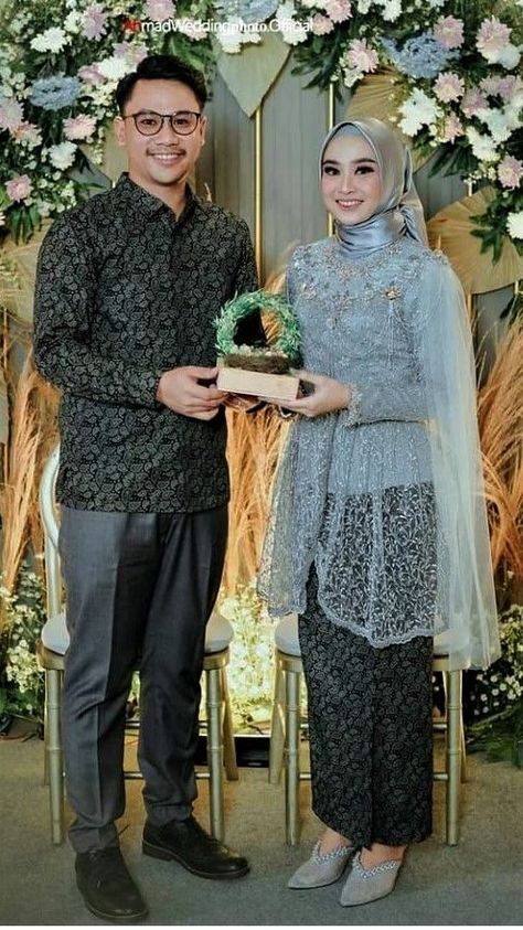 Muslim Dress Simple, Pose Tunangan, Pose Lamaran, Kebaya Brokat Modern, Board Engagement, Kebaya Lamaran, Model Dress Kebaya, Kebaya Lace, Kebaya Wedding