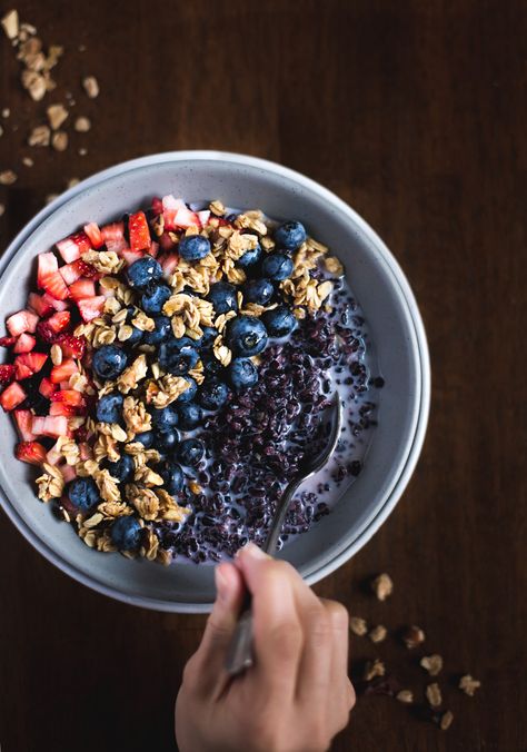 Forbidden Rice Morning Cereal Bowl with Berries I A super healthy breakfast bowl recipe. Forbidden Rice, Healthy Cereal Breakfast, Breakfast Bowls Recipe, Easy To Make Breakfast, Healthy Breakfast Bowls, Warm Breakfast, Morning Cereal, Plant Based Breakfast, Breakfast Healthy