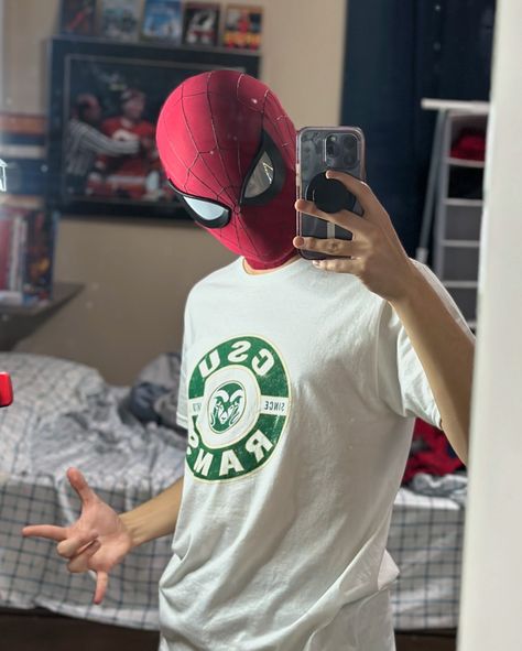 Spiderman Cosplay Diy, Spiderman Suits, Spiderman Cosplay, Spiderman Pictures, Marvel Cosplay, Normal Clothes, Cosplay Diy, Classic Suit, Very Funny Pictures