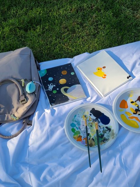 Drawing With Friends, Outdoor Event Ideas, Picnic Art, Aesthetic Creative, Activities For All Ages, Cute Date Ideas, Adventure Aesthetic, Happy Hippie, Picnic Date