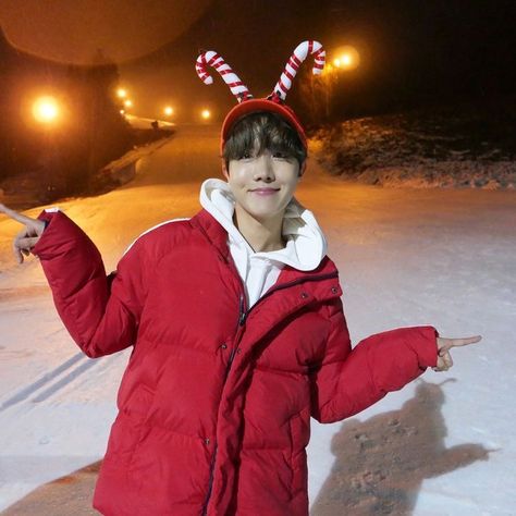 Jhope Funny, Bts Christmas, Xmas Wallpaper, Gwangju, Christmas Icons, Hoseok Bts, X Reader, Bts J Hope, Kpop Funny