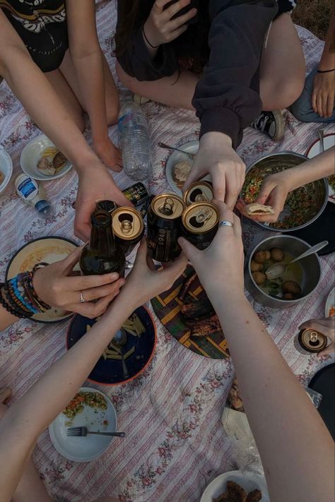 Bbq With Friends Aesthetic, Summer Bbq Aesthetic, Bbq Outfit Ideas, Sunrise Picnic, Group Picnic, Bbq Aesthetic, Evening Picnic, Girls Picnic, Disposable Bbq