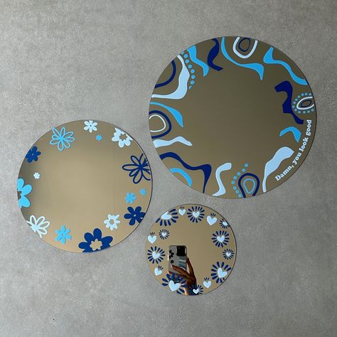 Mirror With Painting, Small Mirror Painting Aesthetic, Ideas For Mirrors Decorating, Mirror Markers Ideas, Decorated Mirrors Diy Ideas, Small Mirror Painting, Diy Mirror Painting, Square Mirror Painting, Mirror Painting Ideas Easy