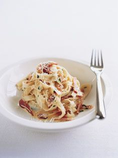 Donna Hay's Fettuccine Carbonara. This is what I want for dinner! Fettuccine Carbonara, Spaghetti Vongole, Donna Hay Recipes, Pasta Carbonara Recipe, Pasta Party, Donna Hay, Carbonara Recipe, Julia Child, Little Italy