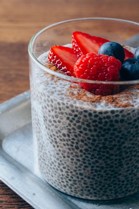 Berry Vanilla Chia Seed Pudding #vegetarian #snack #healthy | Veeg.co Vanilla Chia Seed Pudding Recipe, Vanilla Chia Seed Pudding, Chia Seed Pudding Recipe, Vegetarian Snack, Vanilla Chia Pudding, Seed Recipes, Chia Seed Recipes Pudding, Tapioca Pudding, Snack Healthy