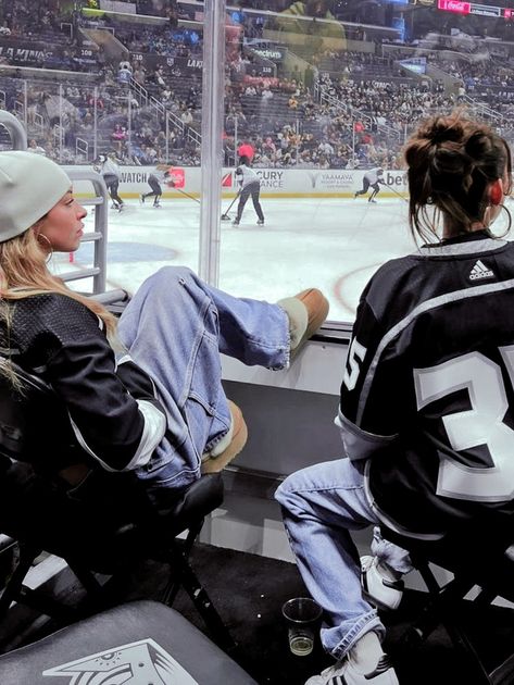 Hockey Game Outfit, Hockey Outfits, Hockey Wife, Hockey Girlfriend, Off Campus, Hockey Game, Sneaks Up, Couple Goals Teenagers, Hockey Games