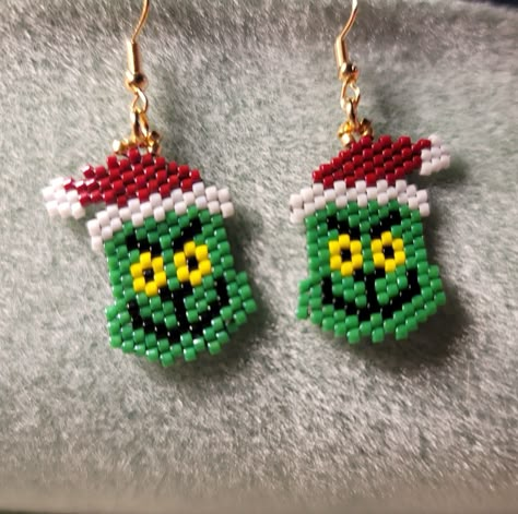 Christmas  themed earrings with Grinch design Small Bead Earrings, Christmas Bead Earrings, Xmas Beads, Christmas Jewelry Diy, Beautiful Beaded Earring, Holiday Beading, Beaded Earrings Tutorials, Brick Stitch Earrings, Seed Bead Patterns