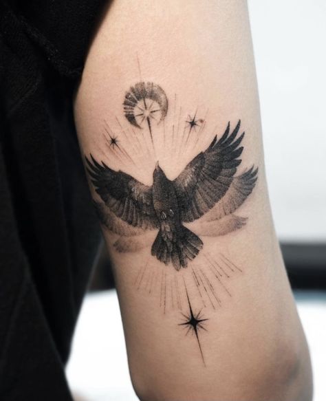 Raven Tattoo Feminine Arm, Raven Tattoo Feminine, Z Tattoo, Forearm Band Tattoos, Realistic Tattoo Sleeve, Small Pretty Tattoos, Raven Tattoo, Eagle Tattoos, Instagram Id