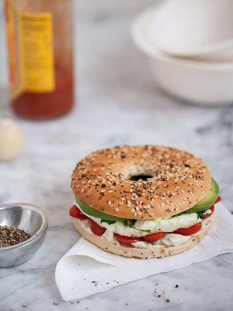 34. Microwave Egg and Vegetable Breakfast Sandwich https://greatist.com/fitness/50-awesome-pre-and-post-workout-snacks Vegetable Breakfast, 300 Calorie Breakfast, 300 Calorie Meals, 10 Minute Meals, Menu Sarapan Sehat, Breakfast Vegetables, Breakfast Sandwich Recipes, Under 300 Calories, Bagel Sandwich