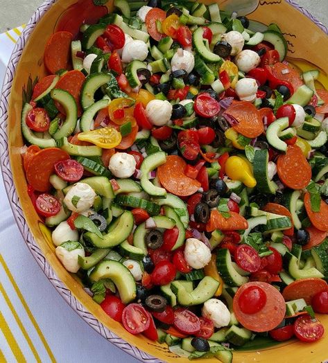 Supreme Pizza Inspired Salad! | Clean Food Crush Salad For A Party, Clean Eating Pizza, Salad Supreme, Clean Eating Salads, Healty Dinner, Pizza Salad, Clean Eating Chicken, Supreme Pizza, Clean Eating Challenge