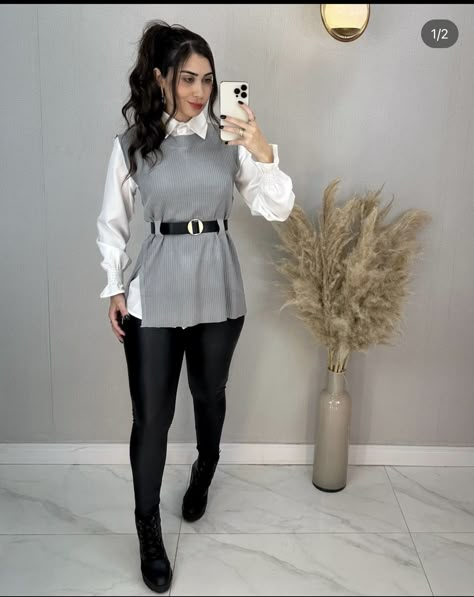 Outfit Happy New Year 2025, Outfits With Black Boots Knee, Outfit Chaleco Largo, Outfit Formal Invierno, Outfit Formal Invierno Mujer, Outfit Para Posada, Winter Corporate Outfit, Panty Hose Outfits, Semi Formal Mujer