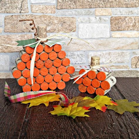 wine cork pumpkin vignette Cork Pumpkins, Corks Pumpkin, Halloween Vignette, Pumpkin Wine, Diy Gem, Cork Projects, Pumpkin Projects, Wine Cork Crafts, Wine Corks