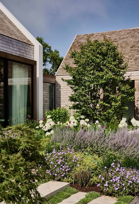 Step into a modern Nantucket sanctuary complete with a secret garden East Coast Landscaping, Beach House Landscaping Ideas, Nantucket Vibes, Modern Cottage Garden, Modern Courtyard House, Workshop Apd, Modern Courtyard, Saltbox Houses, A Secret Garden