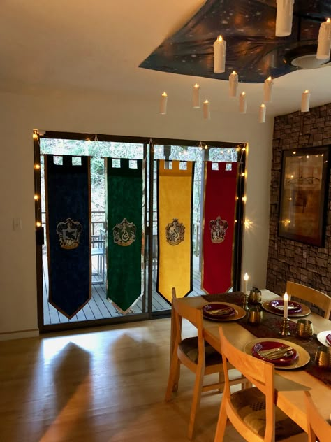 Hogwarts Houses Decorations, Hogwarts Dining Hall Candles, Hogwarts Cafeteria, Harry Potter Dinning Hall, Hogwarts Dining Room, Hogwarts Sorting Ceremony, Harry Potter Decorations Christmas, Great Hall Decorations Harry Potter, Harry Potter Office Decorations