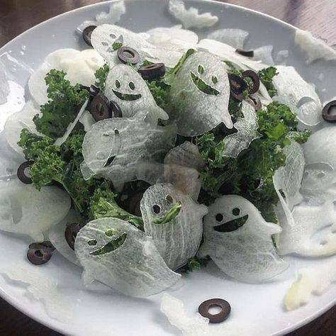 Halloween Salad, Spooky Food, Halloween Dinner, Halloween Snacks, Halloween Food For Party, Kale Salad, Kawaii Food, Halloween Recipes, Food Humor