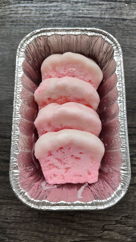 These realistic strawberry pound cake wax melts will have you feeling like real mini pound cake slices are right in front of you!! These comes in a pack of 4 wax melts and come with the aluminum tin you see in the picture. It's approx 4.5 oz of wax!  These can be iced or not iced. Icing is a thick layer on top. Depending on your wax warmer size you may need to break the slices up into smaller pieces. For optimal scent keep everything in the packaging until using. Use it until fragrance is gone. Food Wax Melts, Wax Melts Recipes, Wax Melts Packaging, Strawberry Pound Cake, Cake Slices, Food Shapes, Pound Cake With Strawberries, Soul Food Dinner, Dessert Food