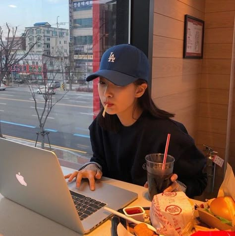 Remini Icon, Mode Ulzzang, 사진 촬영 포즈, Korean Casual Outfits, Pictures Poses, Korean Aesthetic, Instagram Photo Inspiration, Cute Poses For Pictures, Google Chrome