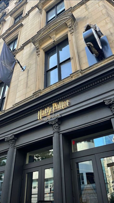 Harry Potter Store New York, Harry Potter Wallpaper Iphone, Harry Potter Shopping, Harry Potter Vibe, New York Aesthetic Wallpaper, Harry Potter New York, Harry Potter Vibes, Nyc Stores, Harry Potter Store