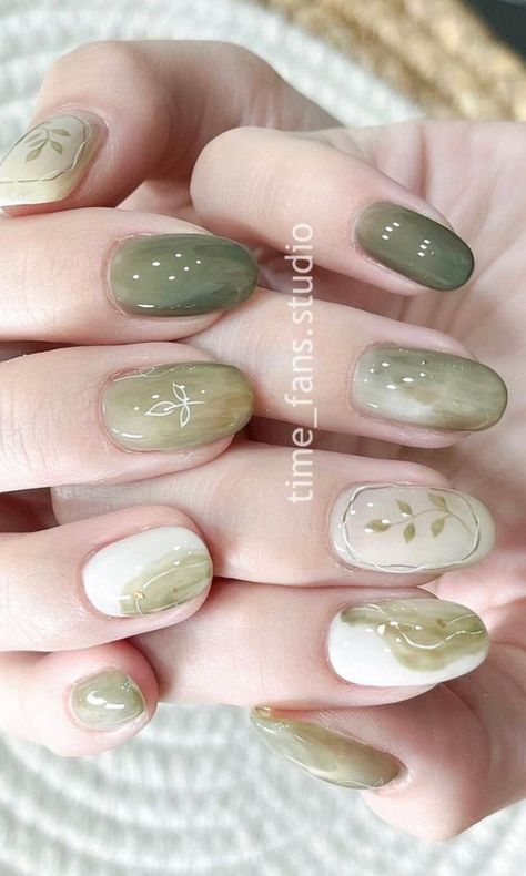 Asian Nails Green, White Manicure With Design, Korean Nail Art Green, Nail Art Green Sage, Nail Art Simple Green, Gel Nails August, Cute Sage Green Nails, Nail Art Sage Green, Green Short Acrylic Nails